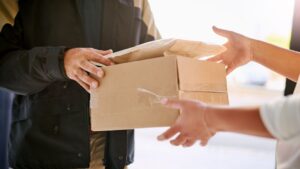 1.訪問販売で契約を強引に進めようとする